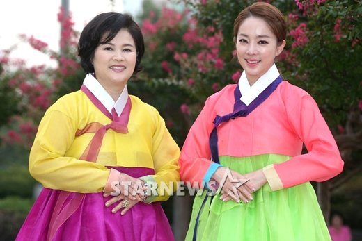 박은영 어머니 이순재씨(사진 좌)와 박은영 KBS 아나운서 /사진=임성균 기자. 한복협찬=박술녀 한복
