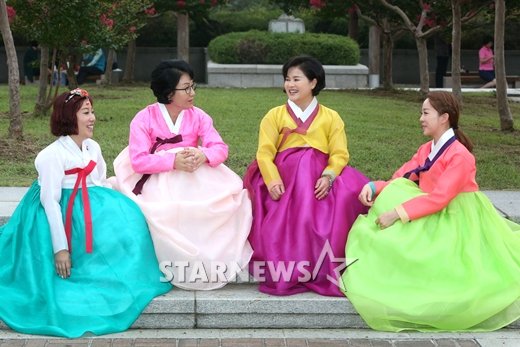 KBS 2TV '맘마미아'에서 호흡을 맞추고 있는 김영희 모녀(사진 좌)와 박은영 KBS 아나운서 모녀 /사진=임성균 기자. 한복협찬=박술녀 한복