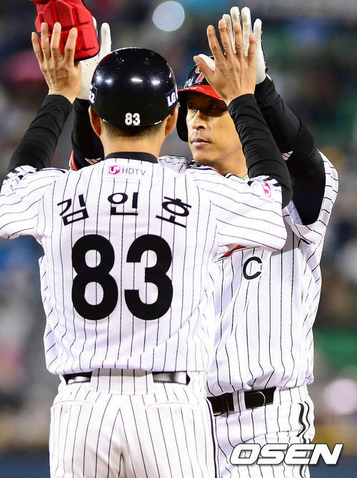 이병규가 김인호 코치와 하이파이브를 나누고 있다. /사진=OSEN