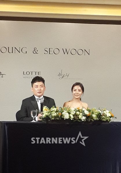 현진영(사진 좌) 오서운 결혼식 기자회견 /사진=이경호 기자