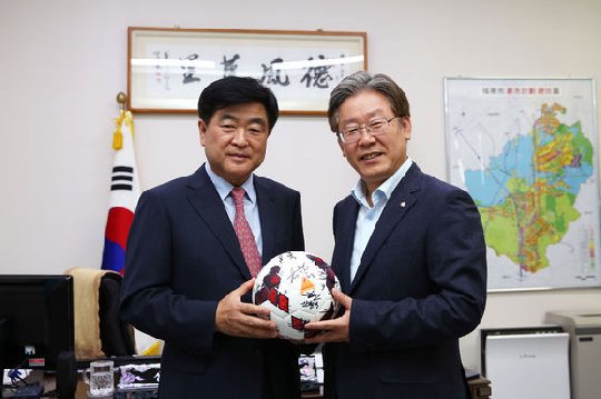 권오갑 한국프로축구연맹 총재(왼쪽)와 이재명 성남시장(오른쪽) /사진=프로축구연맹 제공