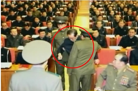 8일 노동당 정치국 확대회의 석상에서 끌려나가는 장성택.