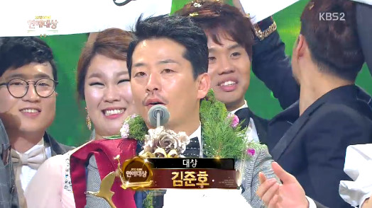 김준호가 21일 열린 2013 KBS 연예대상 시상식에서 대상을 받은 후 대상 트로피를 높이 올리며 기뻐하고 있다. /사진=KBS