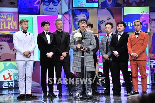 시청자가 뽑은 최고 프로그램상을 수상한 '무한도전' 팀 / 사진제공=MBC