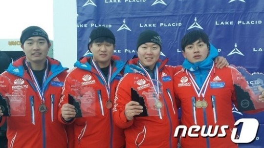 아메리카컵 8차 대회 2인승에서 금메달과 동메달을 획득한 한국 봅슬레이 대표팀. 왼쪽부터 전정린, 김동현, 원윤종, 서영우. /사진=대한봅슬레이스켈레톤경기연맹 제공