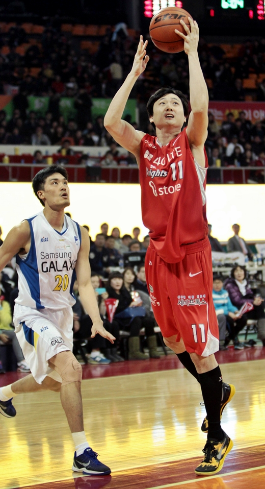 서울 삼성으로 트레이드 된 김동우(오른쪽). /사진=KBL 제공
