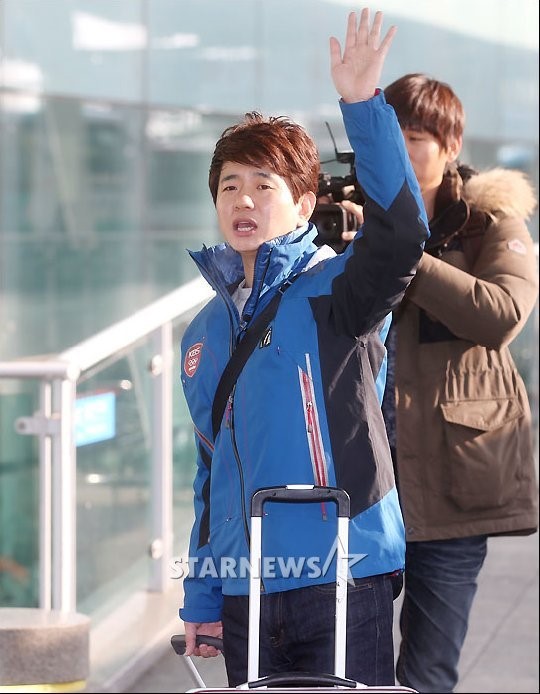개그맨 박성호가 9일 오전 인천국제공항에 도착, 팬들과 취재진에게 인사하고 있다 /인천국제공항=홍봉진 기자