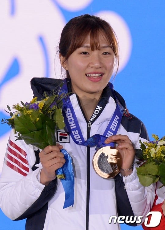 박승희가 메달 시상식에서 동메달을 목에 건 뒤 취재진을 향해 포즈를 취하고 있다. /사진=뉴스1