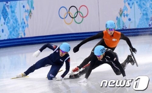 남자 5000m 계주에서 넘어진 이호석. /사진=뉴스1