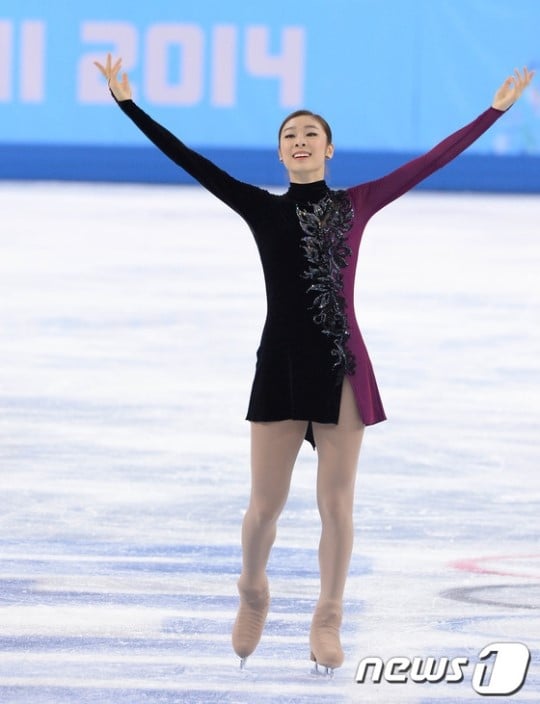 '피겨 여왕' 김연아가 21일(한국시간) 러시아 소치 해안 클러스터 아이스버그 스케이팅 팔라스 경기장에서 열린 프리 스케이팅 경기를 마친 뒤 관중들에게 인사하고 있다. /사진=뉴스1