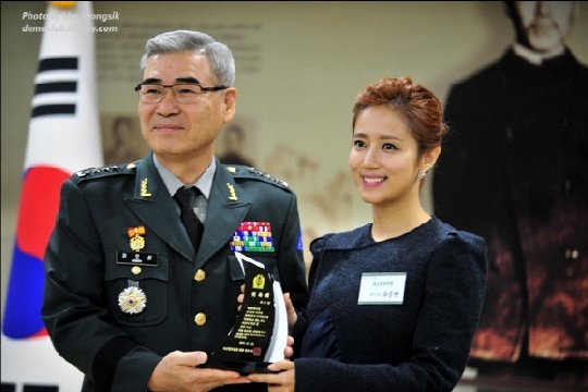 배우 최송현(오른쪽)과 권오성 육군참모총장 /사진=국방홍보원
