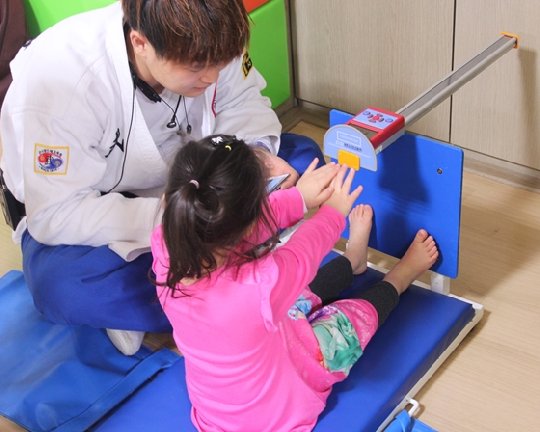 태권도장에서 어린이들의 체력을 측정한 후 엑스맨에 그 기록을 입력하고 있다. /사진=웰티즌 제공
