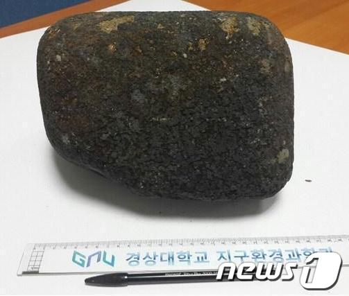 진주시 집현면에서 발견된 4번째 운석으로 추정되는 암석/사진=뉴스1