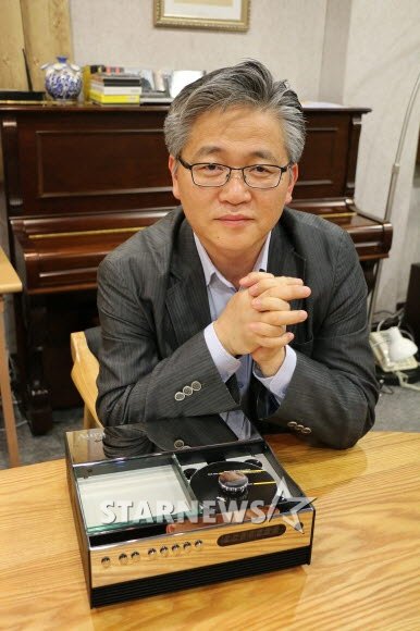 이광일 에이프릴뮤직 대표와 올인원 뮤직센터 오라 노트 V2