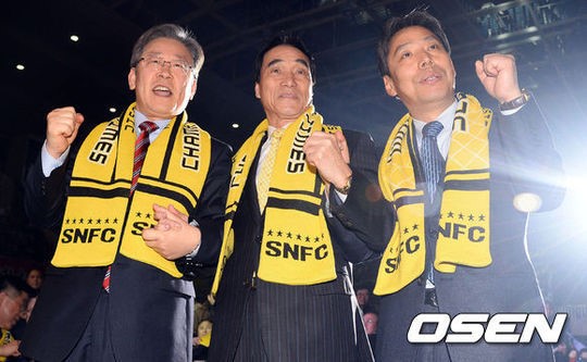 22일 성남FC 감독직에서 스스로 물러난 박종환 감독(가운데)과 신문선 성남 대표이사(오른쪽). /사진=OSEN