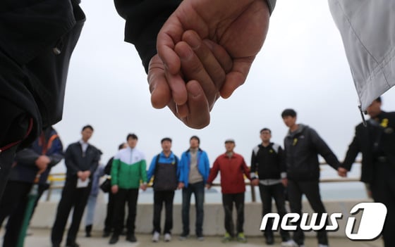 세월호 여객선 침몰 사고 14일째인 29일 전남 진도 팽목항에서 기독교단체 회원들이 실종자의 무사귀환을 기원하며 기도를 하고 있다./사진=뉴스1