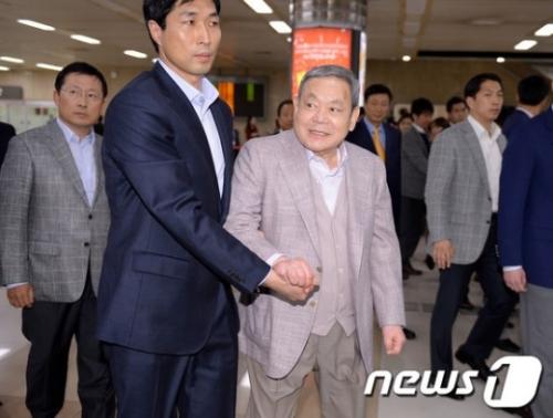 지난 4월 17일 귀국 당시 이건희 회장. /사진=뉴스1
