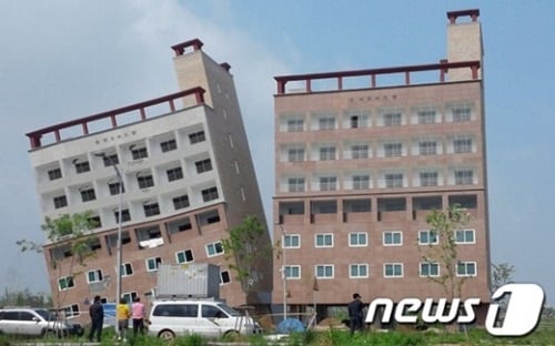 지반 침하로 추정되는 원인으로 30도 기울어진 아산테크로밸리내 신축 오피스텔. /사진=뉴스1