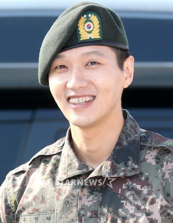 배우 지현우가 지난 6일 강원도 원주시 제1군수지원사령부 앞에서 열린 전역 행사에서 웃고 있는 모습. 치아교정한 것을 알 수 있다. /사진=홍봉진 기자
