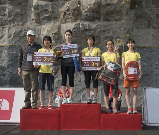 지난 5월 17일 서울 한강시민공원 뚝섬인공암벽경기장에서 개최된 ‘제 22회 노스페이스컵 전국 스포츠클라이밍 대회’에서 여자 고등부 1위를 차지한 노스페이스 클라이밍팀 김승현(왼쪽에서 세번째). /사진=노스페이스 제공