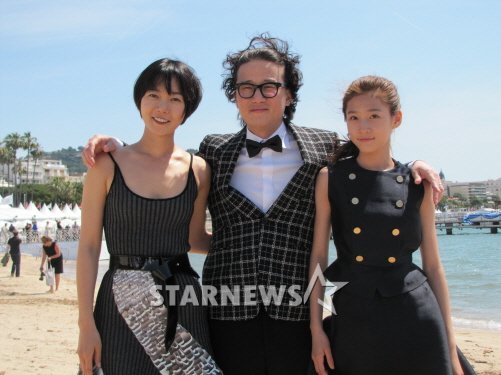 배두나와 송새벽, 김새론 '도희야'에 출연한 배우들이 칸 해변에서 웃고 있다/사진=전형화 기자