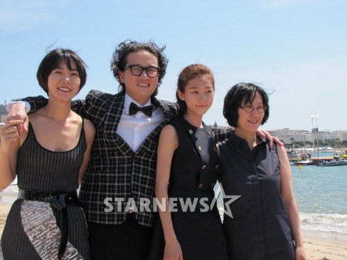 배두나 송새벽 김새론 정주리감독 등 '도희야' 일행이 칸의 해변에서 환하게 웃고 있다./사진=전형화 기자