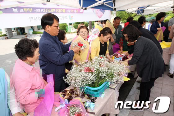 21일 고성군은 군청광장에서 부부의 날 행사를 개최했다. /사진=뉴스1
