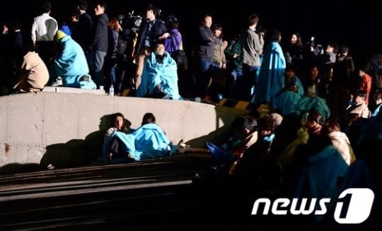 지난 4월 16일 밤 전남 진도군 임회면 팽목항에 모인 실종자 가족들이 바닷가 앞에 앉아 있다. /사진=뉴스1