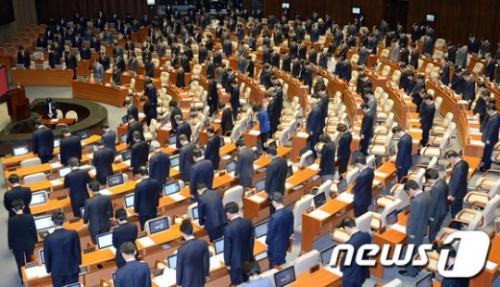 국회 회의장에 모인 의원들. /사진=뉴스1