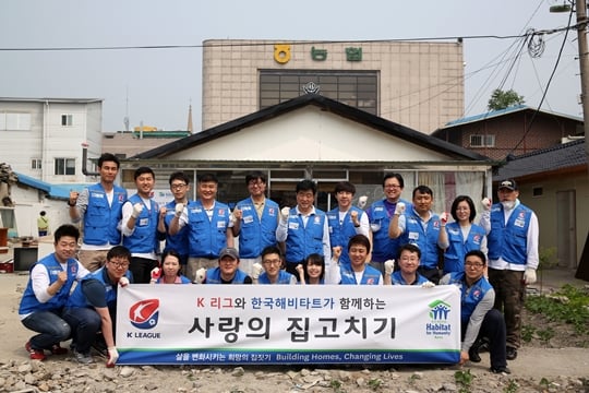 권오갑 총재, 한웅수 사무총장, 이운택 심판위원장, 신태용 K리그 홍보대사를 비롯한 연맹 임직원이 기념 사진 촬영을 하고 있다. /사진=한국프로축구연맹 제공