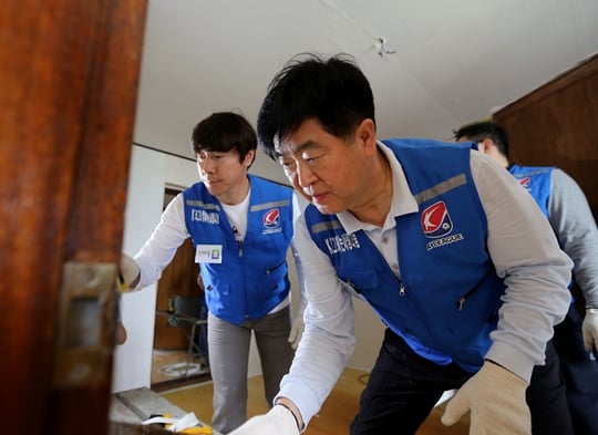 권오갑 총재(우)와 신태용 K리그 홍보대사가 함께 도배를 하고 있다. /사진=한국프로축구연맹 제공