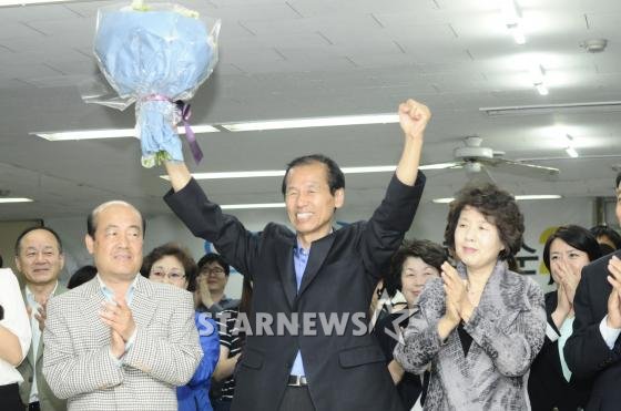 최문순 강원도지사 후보가 5일 오전 춘천 온의동 캠프에서 당선이 확실시되자 꽃다발을 들고 환호하고 있다. /사진=뉴스1