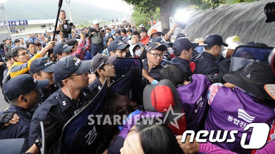 밀양 송전탑 반대 농성장 철거를 위한 행정대집행이 시작됐다. 밀양송전탑 관련 자료사진./ 사진=뉴스1