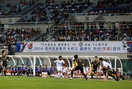 결승골을 터트린 산토스(수원)와 이를 지켜보고 있는 천안 시민들. /사진=한국프로축구연맹 제공