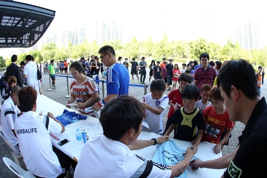 경기를 앞두고 팬사인회를 기다리고 있는 천안 시민들과 수원 염기훈. /사진=한국프로축구연맹 제공