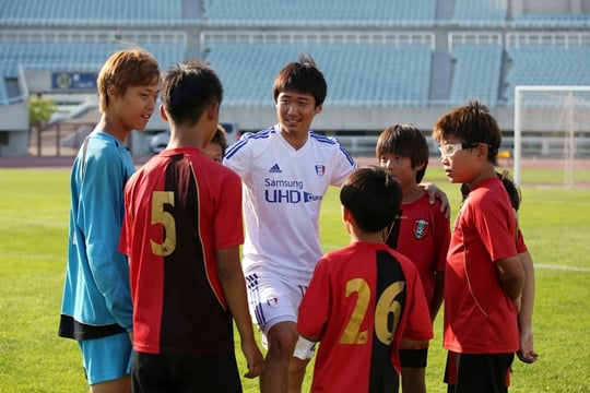 수원의 최재수와 유소년 축구선수들. /사진=한국프로축구연맹 제공