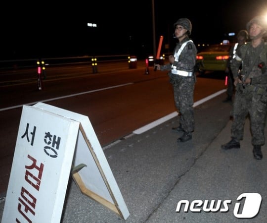 육군 제22사단 관계자들이 22일 오전 강원 고성군 토성면에서 A병장을 체포하기 위해 검문검색을 벌이고 있다. /사진=뉴스1