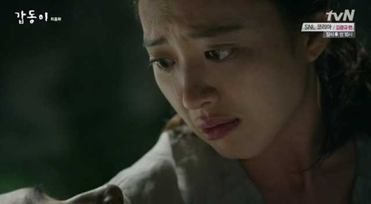 tvN 금토드라마 '갑동이' 마지막 회에서 류태오(이준 분)의 죽음을 지켜보며 눈물을 흘리는 오마리아(김민정 분) /사진='갑동이' 방송화면 캡처