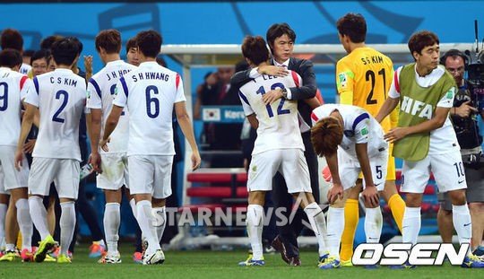 벨기에와의 조별 예선 3차전이 끝난 후 홍명보 감독이 선수들을 다독이고 있다. /사진=OSEN