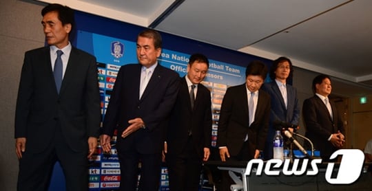 정몽규 대한축구협회장과 임원들이 지난 10일 오전 서울 종로구 신문로 축구회관에서 열린 홍명보 감독의 사퇴 기자회견 후 월드컵 실패에 대한 대국민 사과를 하고 있다. /사진=뉴스1