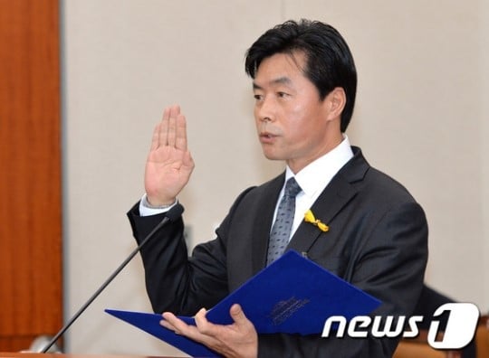 성근 문화체육관광부 장관 후보자가 10일 오전 여의도 국회에서 열린 교육문화체육관광위원회 인사청문회에 출석해 선서를 하고 있다. /사진=News1