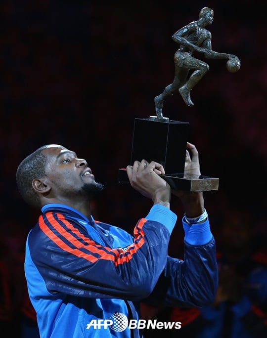 ESPN이 지난 시즌 NBA MVP에 등극했던 케빈 듀란트(26, 오클라호마시티 썬더)를 '올해의 최우수 선수'로 선정했다./ AFPBBNews=뉴스1