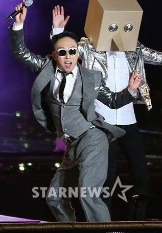 박명수(왼쪽)와 프라이머리가 '거머리'란 팀으로 MBC '무한도전-2013 자유로 가요제'에서 '아이 갓 씨' 무대를 펼치고 있다 / 사진=스타뉴스