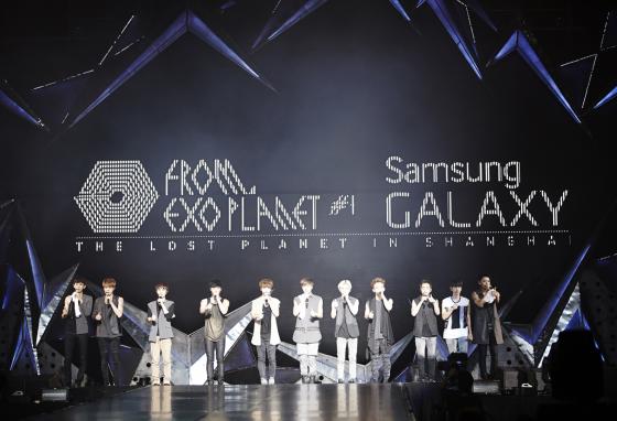 엑소가 상하이 콘서트에서 인사하고 있다 /사진제공=SM엔테테인먼트