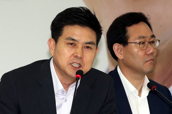 김태호 새누리당 최고위원이 순직 소방관 영결식서 기념사진을 촬영해 논란이 되고 있다./사진=뉴스1