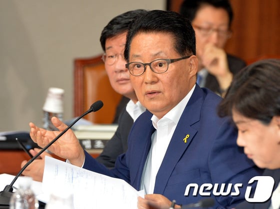 박지원 새정치민주연합 의원이 24일 오전 여의도 국회에서 유병언 수사 관련 현안보고를 위해 열린 법사위 전체회의에서 순천 주민의 증언을 공개하며 황교안 장관에게 질의를 하고 있다./사진=뉴스1