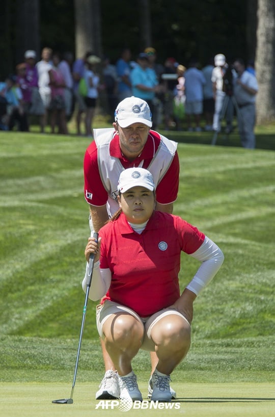 박인비(26, KB 금융그룹)가 28일(한국시간) 열린 LPGA 인터내셔널 크라운 마지막 날 경기에서 캐롤라인 헤드웰(25, 스웨덴)에 승리를 거두며 한국 팀의 3위를 이끌었다./ AFPBBNews=뉴스1