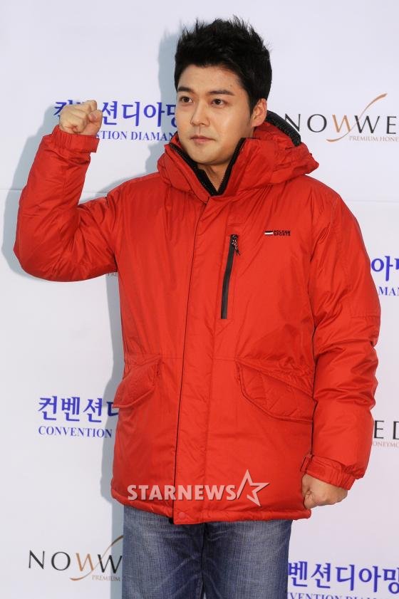 2012년 12월 프리랜서 선언 직후 개그맨 한민관 결혼식에 참석한 전현무 /사진=스타뉴스