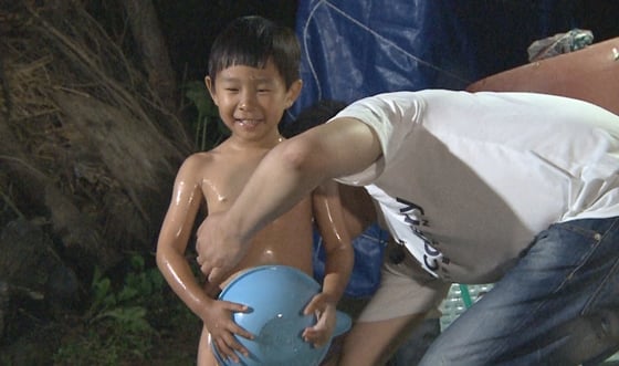 사진=샤워 중인 '아빠 어디가'의 김성주와 민율 / 사진제공=MBC