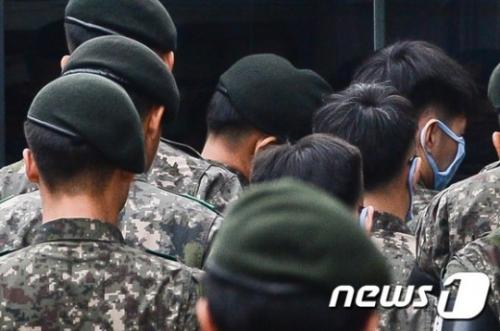 윤 일병 구타 사망사건 가해 병사들이 양주시 28사단 군사법정에서 열린 결심공판을 마친 뒤 헌병대에 의해 이송되고 있다. 이 사건과 관련해 상급부대인 6군단장이 사의를 표명했다. /사진=뉴스1